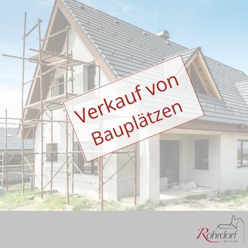 Illustration Bauplatzverkauf EFH Ein im Bau befindliches Einfamilienhaus mit Gerüst ist zu sehen. Über dem Bild befindet sich ein halbtransparenter Hinweis mit der Aufschrift ‚Verkauf von Bauplätzen‘. Die Grafik weist auf den Verkauf gemeindeeigener Baugrundstücke hin.