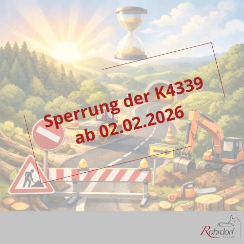 Illustration Straßensperrung Grafische Darstellung einer Straßensperrung: Gesperrte Straße mit Absperrbake, Baustellenschild, Bagger und Straßenwalze in einer Landschaft. Darüber der Hinweis ‚Sperrung der K4339 ab 02.02.2026‘, ergänzt durch eine Sanduhr als Symbol für die Dauer der Maßnahme sowie das Logo der Gemeinde Rohrdorf.