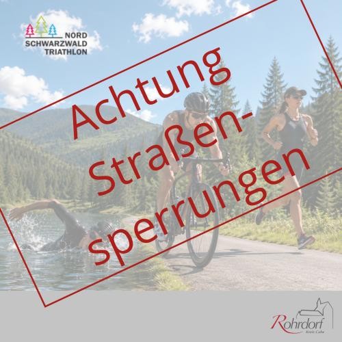 Grafik zum Nordschwarzwald-Triathlon Grafik zum Nordschwarzwald-Triathlon mit stilisierten Szenen der drei Disziplinen Schwimmen, Radfahren und Laufen vor einer Schwarzwaldlandschaft. Im Vordergrund weist ein großer, halbtransparenter roter Schriftzug auf ‚Achtung Straßensperrungen‘ hin. Das Logo des Nordschwarzwald-Triathlons befindet sich oben links, das Logo der Gemeinde Rohrdorf unten rechts.