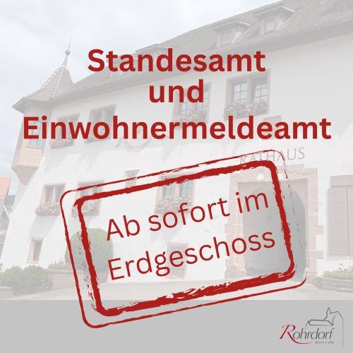 Informationsgrafik der Gemeinde Rohrdorf Informationsgrafik der Gemeinde Rohrdorf vor dem Rathaus. Die Überschrift lautet ‚Standesamt und Einwohnermeldeamt‘. Ein roter Stempel weist darauf hin: ‚Ab sofort im Erdgeschoss‘. Die Grafik informiert darüber, dass beide Ämter nun barriereärmer im Erdgeschoss des Rathauses erreichbar sind.