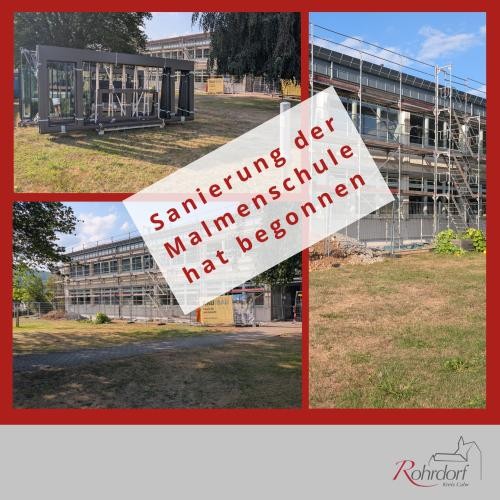 Fotocollage zum Beginn der Sanierung der Malmenschule in Rohrdorf. Die Bilder zeigen das eingerüstete Schuleggebäude während der Bauarbeiten sowie neue Fensterelemente, die für den Einbau bereitstehen.. Im Mittelpunkt steht der Hinweis, Sanierung der Malamenschule hat begonnen. Die Maßnahmen dienen der energetischen Modernisierung des Schulgebäudes