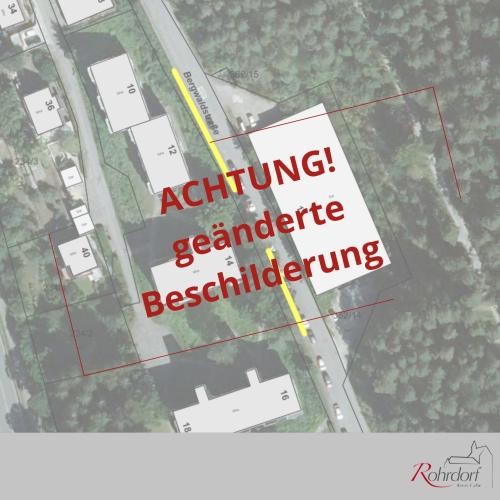 Geänderte Beschilderung in der Bergwaldstraße Luftbildkarte eines Wohngebiets entlang der Bergwaldstraße mit markiertem Straßenabschnitt. In roter Schrift steht zentral „ACHTUNG! geänderte Beschilderung“. Gelbe Markierungen heben den betroffenen Bereich hervor. Unten rechts ist das Logo der Gemeinde Rohrdorf zu sehen.
