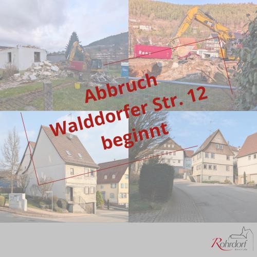 Collage aus vier Bildern: oben Abbrucharbeiten mit Bagger und Container, unten Ansichten eines Wohnhauses in der Walddorfer Straße. In der Mitte steht in roter Schrift „Abbruch Walddorfer Str. 12 beginnt“. Unten rechts ist das Logo der Gemeinde Rohrdorf zu sehen.