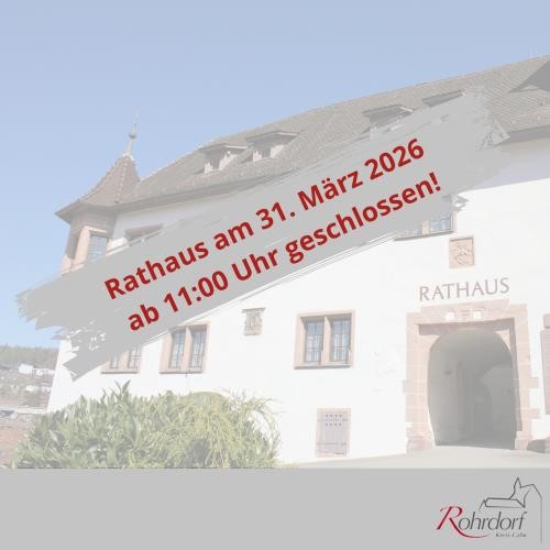 Informationsgrafik zu Öffnungszeiten Foto des Rathauses in Rohrdorf bei Sonnenschein. Darüber liegt ein grauer Streifen mit roter Schrift: „Rathaus am 31. März 2026 ab 11:00 Uhr geschlossen!“. Unten rechts ist das Logo der Gemeinde Rohrdorf zu sehen.