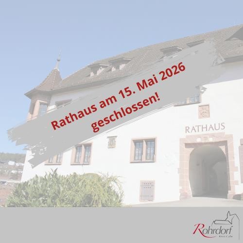 Foto des Rathauses in Rohrdorf bei Sonnenschein. Darüber liegt ein grauer Streifen mit roter Schrift: „Rathaus am 15. Mai 2026 geschlossen!“. Unten rechts ist das Logo der Gemeinde Rohrdorf zu sehen.