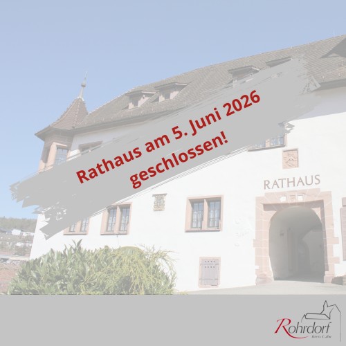 Informationsgrafik zu Öffnungszeiten Foto des Rathauses in Rohrdorf bei Sonnenschein. Darüber liegt ein grauer Streifen mit roter Schrift: „Rathaus am 5. Juni 2026 geschlossen!“. Unten rechts ist das Logo der Gemeinde Rohrdorf zu sehen.