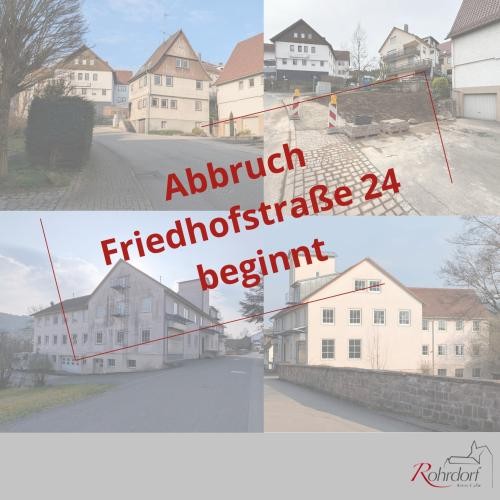 Informationsgrafik zu Abbrissarbeiten Bildcollage mit mehreren Ansichten eines Gebäudes und der Umgebung in der Friedhofstraße. Zu sehen sind Wohnhäuser, Straßenansichten und vorbereitete Bauflächen. In roter Schrift steht: „Abbruch Friedhofstraße 24 beginnt“. Hinweis auf den Start der Abbrucharbeiten.