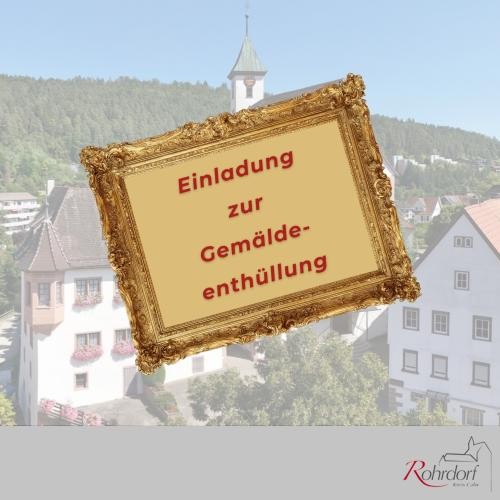 Grafik mit einem goldenen Bilderrahmen vor einer Ortsansicht. Im Rahmen steht in roter Schrift: „Einladung zur Gemäldeenthüllung“. Hinweis auf eine Veranstaltung zur feierlichen Enthüllung eines Gemäldes.