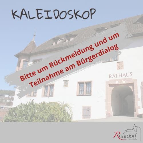 Grafik vor dem Rathaus Rohrdorf mit dem Schriftzug „KALEIDOSKOP“. In roter Schrift steht: „Bitte um Rückmeldung und um Teilnahme am Bürgerdialog“. Hinweis auf eine Beteiligung der Bürgerinnen und Bürger an einem Dialogformat.