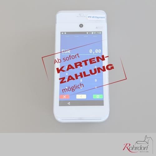 Abbildung eines Bezahlterminals mit Display und Tastenfeld. In roter Schrift steht: „Ab sofort Kartenzahlung möglich“. Hinweis darauf, dass in der Gemeindeverwaltung nun Zahlungen per Karte möglich sind.