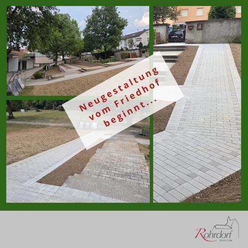 Fotocollage zur Neugestaltung des Friedhofs der Gemeinde Rohrdorf. Mehrere Fotos zeigen den neu angelegten barrierearmen Weg mit hellem Pflaster, Treppenanlagen und das neue gestaltete Urnengrabfeld. Die Maßnahmenverbessern die Erreichbarkeit und schagaffen zusätzlich Bestattungsmöglichkeiten in einer gepflegten Umgebung mit Bäumen und Grünflächen. In der der Bildmitte steht der Hinweis "Neugestaltung vom Friedhof beginnt.."