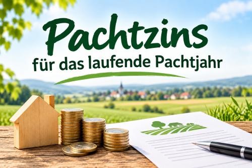Pachtzins für das laufende Pachtjahr Schriftzug Pachtzins für das laufende Pachtjahr, vor einer ländlichen Landschaft mit Feldern, einem Holzhaus, Münzstapel und einem Pachtvertrag mit Stift auf einem Holztisch